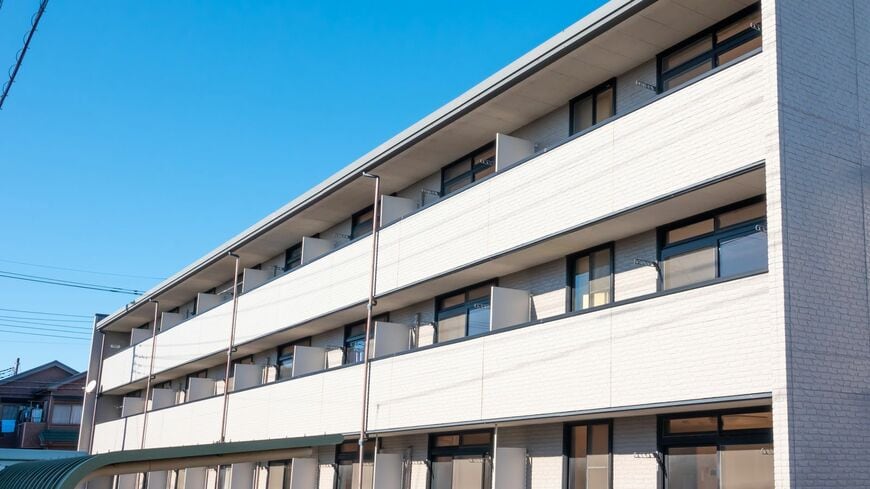 マンション居住者が安心して暮らすためには、今後マンションをどのように維持管理していくのかが大きな課題となっている（写真：ABC／PIXTA）