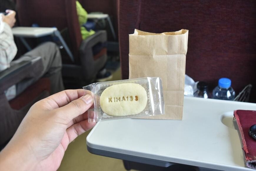 「KIHA183」の焼き印が押された焼き菓子（筆者撮影）