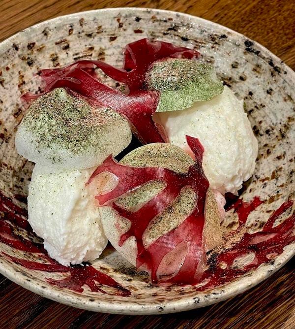 サロン・デュ・ショコラ2023で販売した「赤い海藻とカカオパルプのミルクムース」2000円。トサカノリのシート、ふんわりと甘酸っぱいフイリグサ（海藻）とヨーグルトのソルベや苺の求肥、そしてカカオパルプムースとのコンビネーションにうっとり（著者撮影）