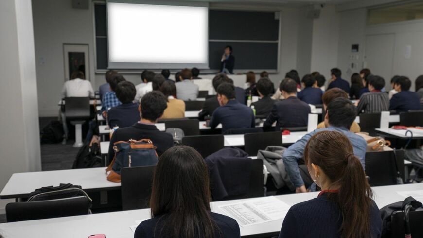 「どのあたりに座るのか」は永遠のテーマのようです（写真：jyapa／PIXTA）この記事の画像を見る(◯枚)