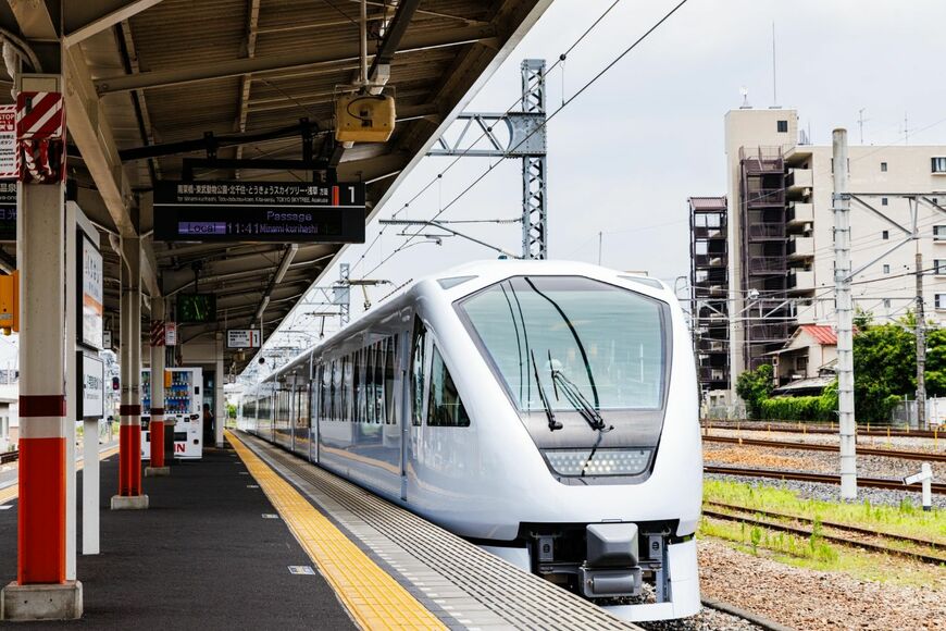 栗橋駅を通過するスペーシア X。栗橋駅には特急が停車しない（撮影：鼠入昌史）