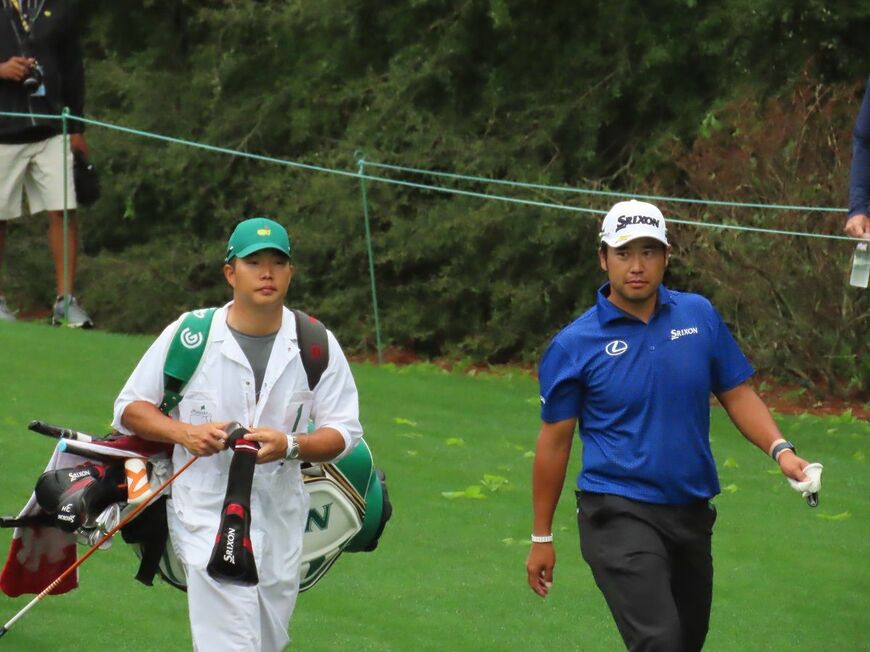 松山選手と早藤キャディ（筆者撮影）