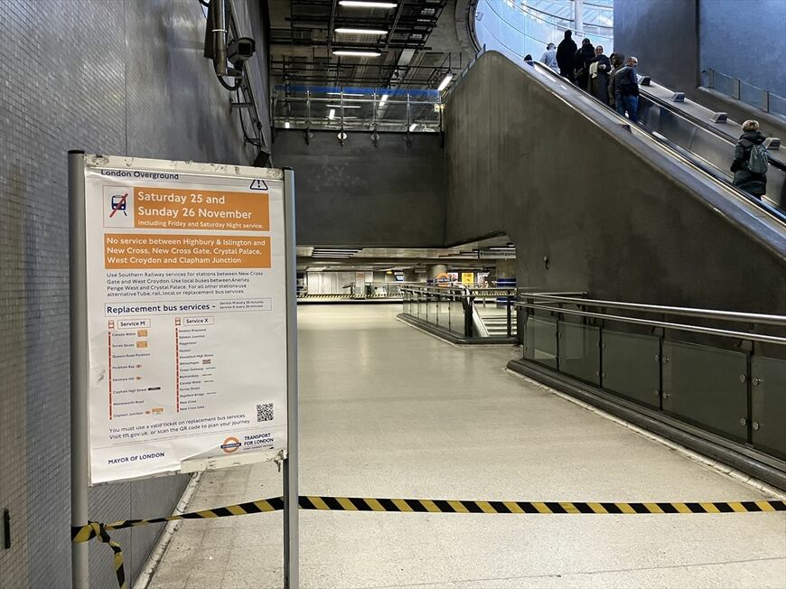 トンネル見学会当日に張り出された「当該路線全線運休」のお知らせ（カナダウォーター駅で筆者撮影）