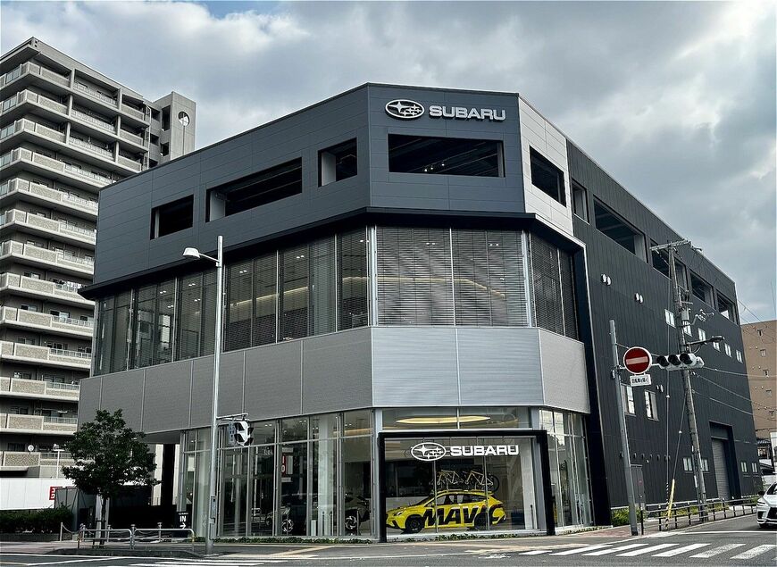 大阪市城東区関目にできたスバル城東店は黒地に白のSUBARUロゴなど東京の旗艦店にならったCI採用（筆者撮影）