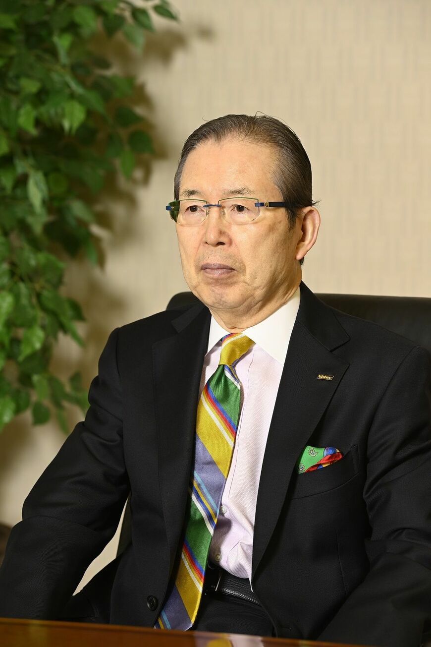 永守重信（ながもり・しげのぶ）／日本電産会長 創業者、京都先端科学大学理事長。1944年京都生まれ。職業訓練大学校（現・職業能力開発総合大学校）電気科卒業。73年、28歳で従業員3名の日本電産株式会社を設立し、代表取締役社長に就任。80年代から国内外で積極的なM&A戦略を展開し、精密小型から超大型までのあらゆるモーターとその周辺機器を網羅する「世界No.1のモーターメーカー」に育て上げた。代表取締役会長兼社長（CEO）、代表取締役会長（CEO）を経て、2021年より代表取締役会長。2014年、公益財団法人永守財団を設立、理事長に就任。また18年には京都先端科学大学を運営する学校法人永守学園理事長に就任（撮影：ヒラオカスタジオ）