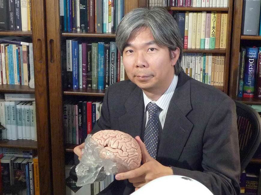 酒井邦嘉（さかい・くによし）東京大学大学院総合文化研究科教授1964年東京生まれ。東京大学大学院理学系研究科博士課程を修了。東京大学医学部助手、ハーバード大学医学部リサーチフェロー、マサチューセッツ工科大学客員研究員、東京大学大学院総合文化研究科助教授・准教授を経て、2012年より現職。著書に『言語の脳科学』（中公新書、毎日出版文化賞受賞）、『デジタル脳クライシス』（朝日新書）など多数（写真：本人提供）