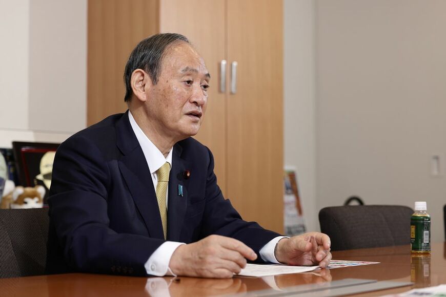菅 義偉（すが・よしひで）／衆議院議員。1948年秋田県生まれ。1973年法政大卒。1996年衆議院議員初当選、国土交通大臣政務官、経済産業大臣政務官、総務相などを経て2012年内閣官房長官。2020年9月第99代内閣総理大臣就任。2021年10月退任（撮影：尾形文繁）