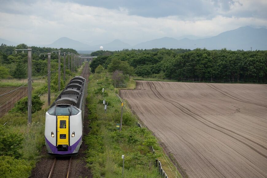 道央と道東を結ぶ石勝線。トンネルが多いが、明かり区間では北海道らしい風景の中をゆく（撮影：鼠入昌史）