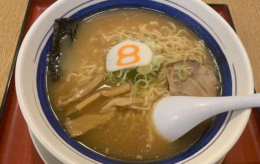  中華麺（５９０円）。ビジネス客はメニュー表をじっくり見る時間がないため、「無難なものを選んでおこう」と中華麺を選ぶ人も少なくない。町中華の中華そばに近いオーソドックスな味で、海苔、チャーシュー、メンマと８番かまぼこが載っている。この中華麺を少量にし、コーンを載せてジュースを付けたのが、お子様らーめん（３７０円、さらにポテト付きは４７０円）である。子どものころに食べたお子様ラーメンを懐かしみ、中華麺をオーダーする地元客もいるようだ