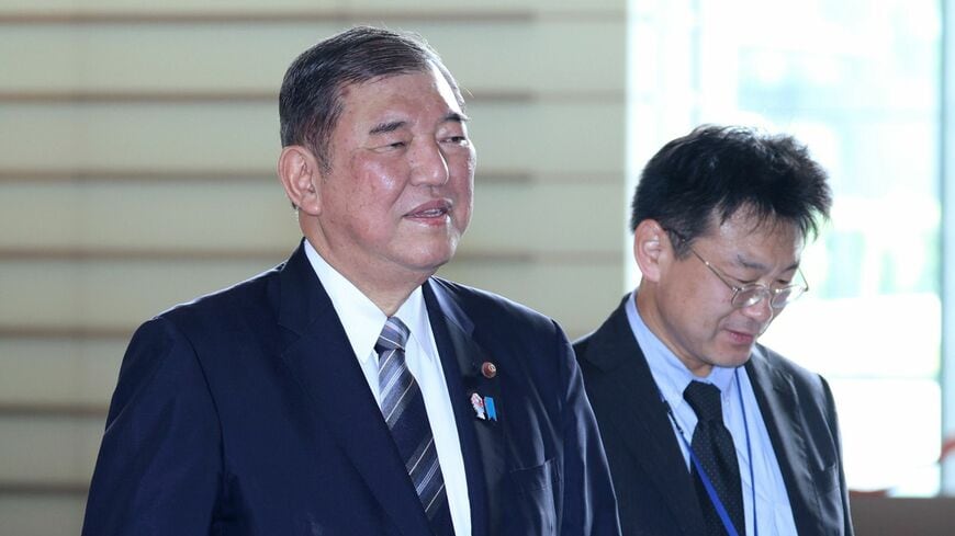 石破茂首相は「本当に困っておられる方々」に、給付金を支給する検討を指示した。だが、様々な観点で疑問に残る公約と言えるだろう（写真：時事）