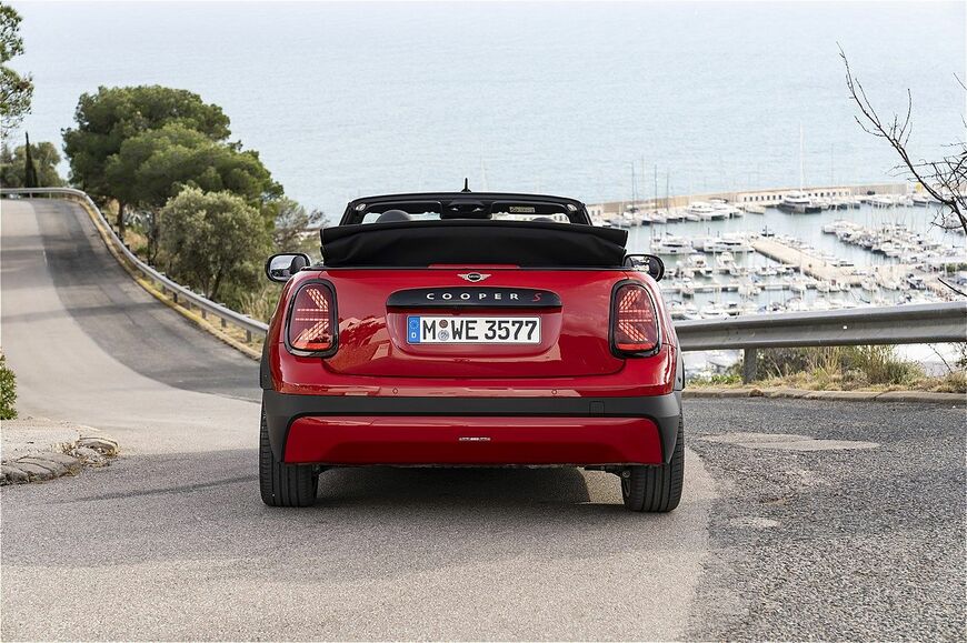 MINI（ミニ）の新型「ミニ・クーパー・コンバーチブルS」（写真：MINI）