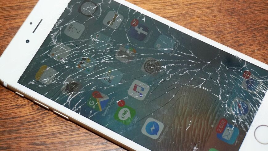 割れたiPhone