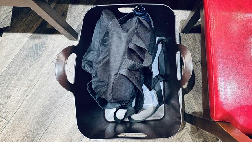 大きな荷物カゴを従業員が持ってきてくれた。仕事帰りのリュックやバッグが収まり非常に嬉しい（写真：筆者撮影）