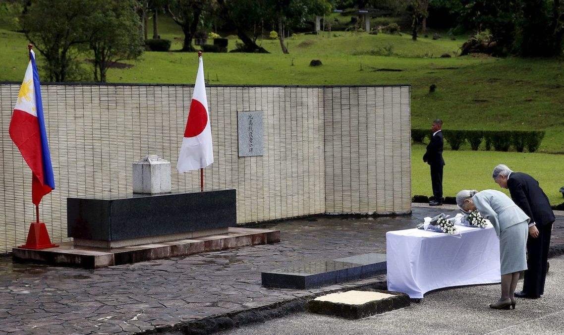2016年1月29日、マニラの日本人戦没者慰霊碑で頭を下げる天皇皇后両陛下