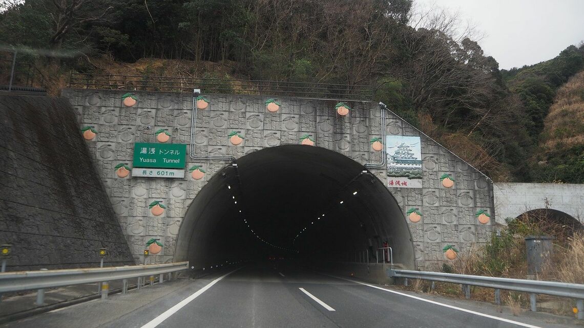 日本にはトンネルが連続する地域も多い。写真は筆者が走った紀伊半島の湯浅御坊道路「湯浅トンネル」（筆者撮影）
