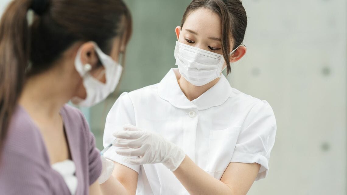 10月1日から始まる新型コロナワクチンの新しい枠組みについて取り上げます（写真：EKAKI／PIXTA）