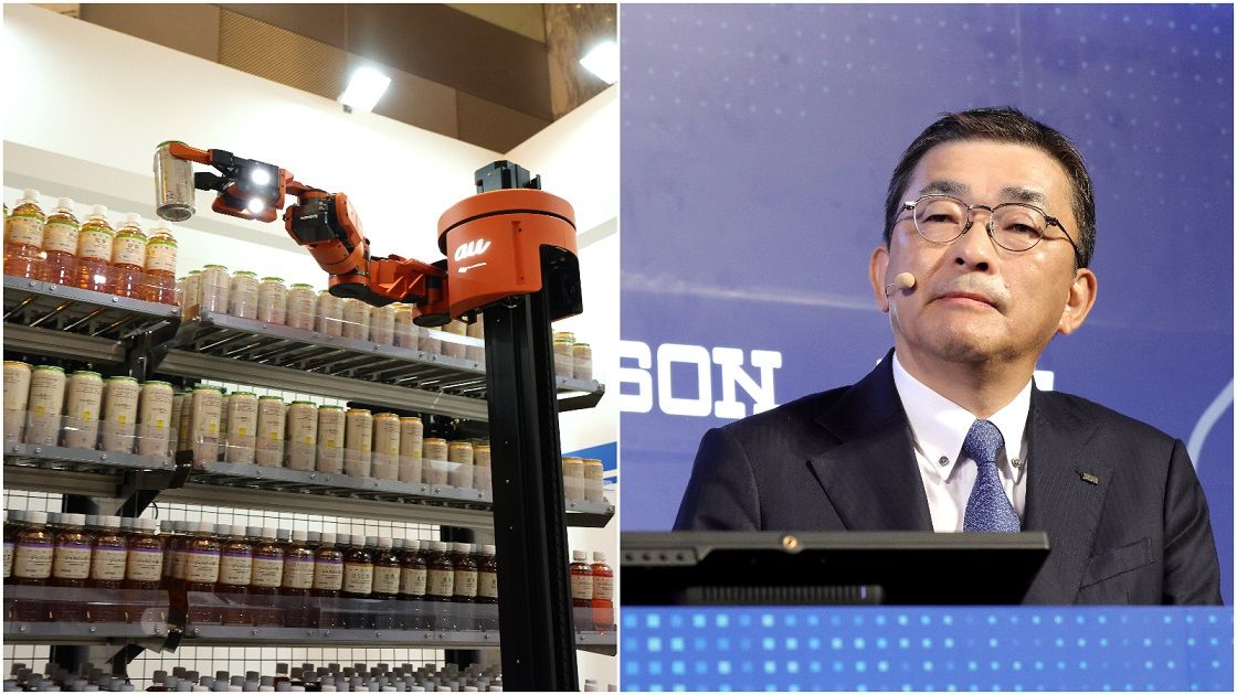 KDDIの高橋誠社長とローソンのモデル店舗に導入するロボット