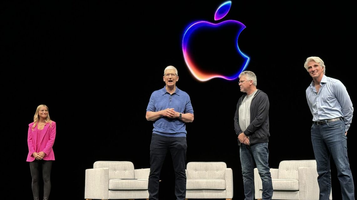 アップルインテリジェンスに関するトークセッションで、挨拶に立つティム・クックCEO（中央）と、機械学習・AI担当シニアバイスプレジデントのジョン・ジャナンドレア（右から2番目）、ソフトウェアエンジニアリング担当シニアバイスプレジデントのクレイグ・フェデリギ（右）。司会は著名YouTuberのiJustine（左奥）が担当した。（筆者撮影）