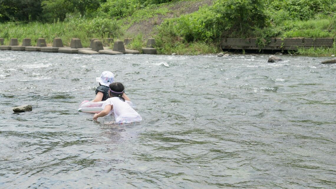 特に河川での子どもの水遊びは危険が多い（写真：ニングル／PIXTA）