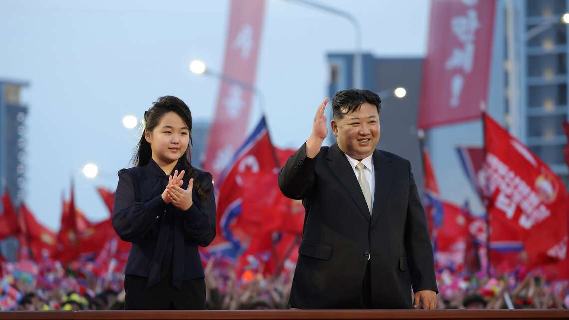 2024年5月、住宅建設の行事に出席した金正恩総書記(右)と、娘とされるジュエ氏(写真・EPA=時事)