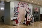 ロビーに設置した寄せ書きスペース