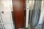 男性用トイレの扉は木目調の引き戸になっている