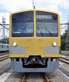 新101系は窓周りが窪んだ正面デザインが特徴