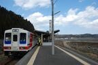 田老駅ホームの右側は震災で大きく被害を受けた