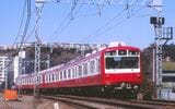 斬新なデザインで正面のイメージから「ダルマ」と呼ばれた800形。登場時は側面の窓回りが白い塗装だった（撮影：南正時）