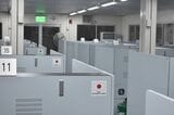 卓上型運転シミュレーターには日本の無償資金援助で導入された旨のロゴが貼られている（筆者撮影）