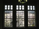 窓越しの桜も趣きがあってオツなもの（筆者撮影）