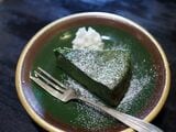 さとちゃんがレシピを考案した「大和茶のガトーショコラ」（単品450円）。受け継がれた味とともに、さとちゃんの存在はこれからも店を支えていく（著者撮影）