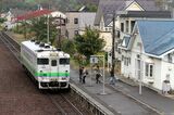 映画『男はつらいよ』にも登場した蘭島駅。キハ40形単行が到着（撮影：南正時）