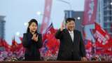 2024年5月、住宅建設の行事に出席した金正恩総書記（右）と、娘とされるジュエ氏（写真・EPA＝時事）