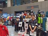 真ん中のブラウン色がウィンタースポーツ用。釣り用は赤。バイク用は緑。値段は同じだが、色によって機能性に違いがある（著者撮影）