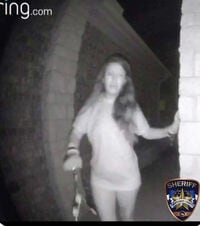 拘束紐を手首からぶら下げた女性の行方は？ テキサス州､防犯カメラに映った後で不明に