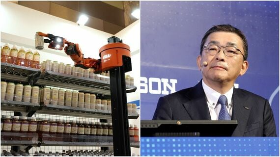 KDDIの高橋誠社長とローソンのモデル店舗に導入するロボット