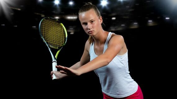 テニスをする若い女性