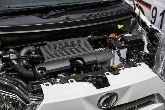 もともとは直列3気筒で最高出力49PSのNAエンジンが搭載されているが、こちらの車両は排気量は同様の660ccながら最高出力64.2PSのターボエンジンに換装されている