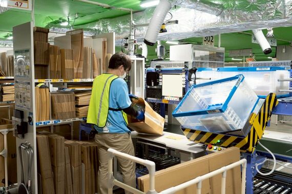 梱包エリアでも極力人の判断を減らす設計になっている（写真：Amazon提供）