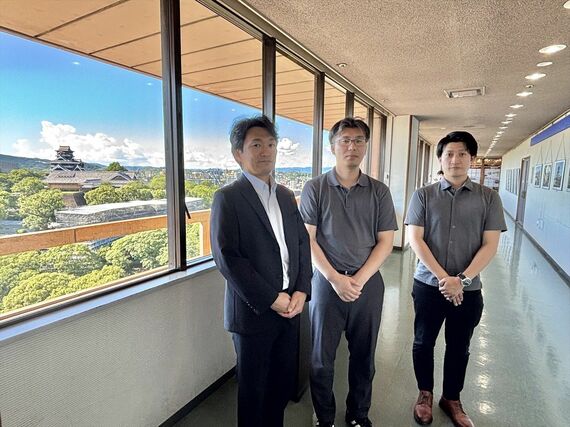 左から、課長の徳田隆宏氏、主幹兼主査の星田剛明氏、技術参事の虎本崇雄氏。