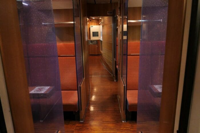 3号車は4人用の半個室（サルーン）が3つある