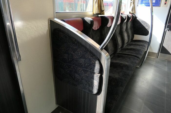 両側からもたれたくなるような袖仕切り