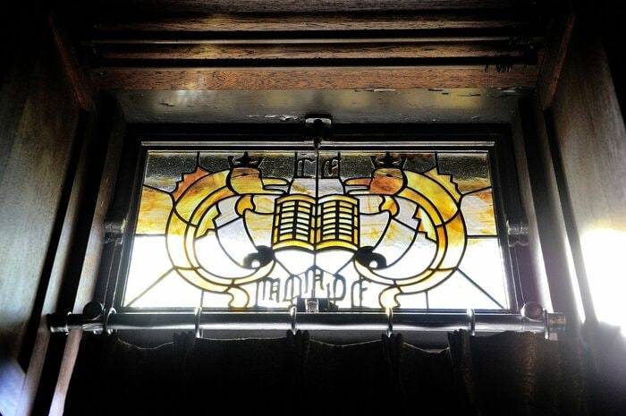 信太郎が自らデザインしたステンドグラス