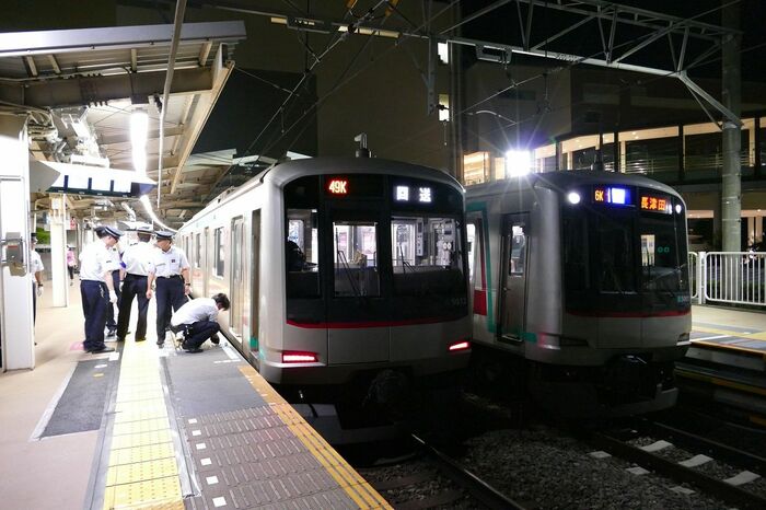 ホームドアを積んだ回送電車（左）が到着