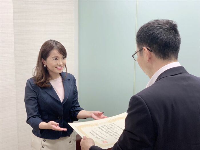 「鉄道貨物輸送親善大使」任命を受ける様子