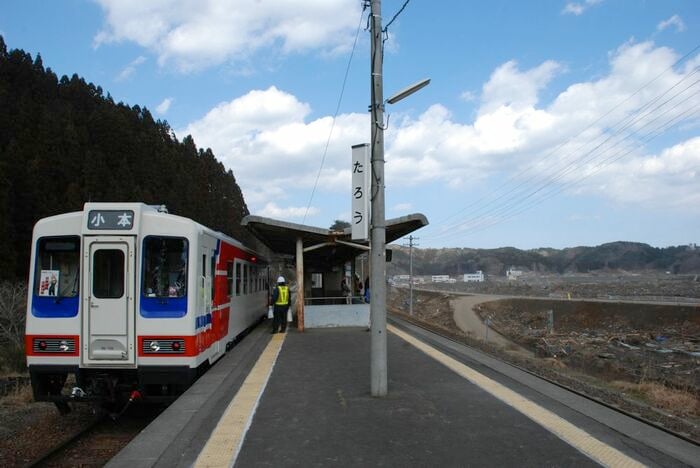 田老駅ホームの右側は震災で大きく被害を受けた
