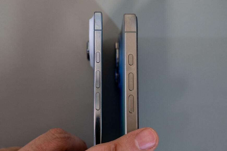 iPhone AirとiPhone 16 Pro Max 側面