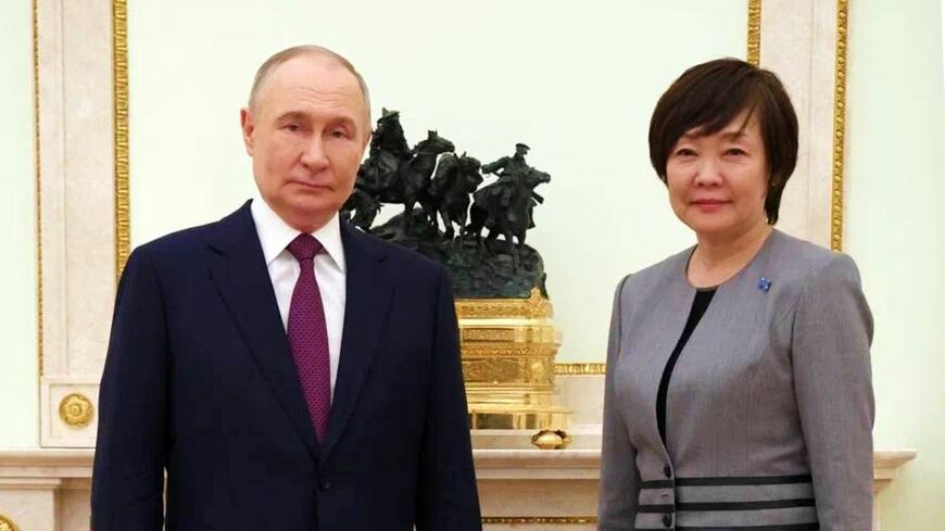 プーチン大統領とのツーショット写真とともに「隣国であるロシアとの文化交流は是非続けていただきたいと思います」などと投稿した（写真：昭恵夫人のX＜@akie_official＞より）