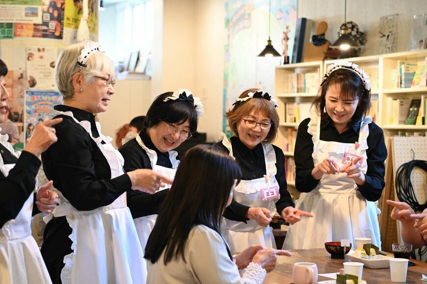 「萌え萌え」を「喪え喪え」ともじって客を笑わせるメイドたち（写真：筆者撮影）